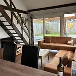 Schoener Bungalow In Einem Familienfreundlichen Ferienpark Mit Gemeinschaftlichem Schwimmbad