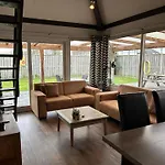 Schoener Bungalow In Einem Familienfreundlichen Ferienpark Mit Gemeinschaftlichem Schwimmbad