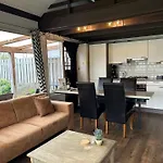 Schoener Bungalow In Einem Familienfreundlichen Ferienpark Mit Gemeinschaftlichem Schwimmbad